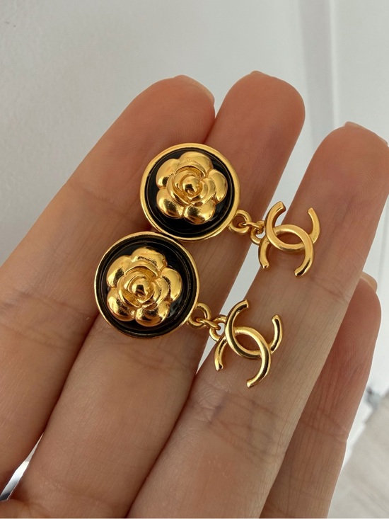 CHANEL Jewelry - 🖤Chanel Gold and Black Camellia Drop Earrings💛